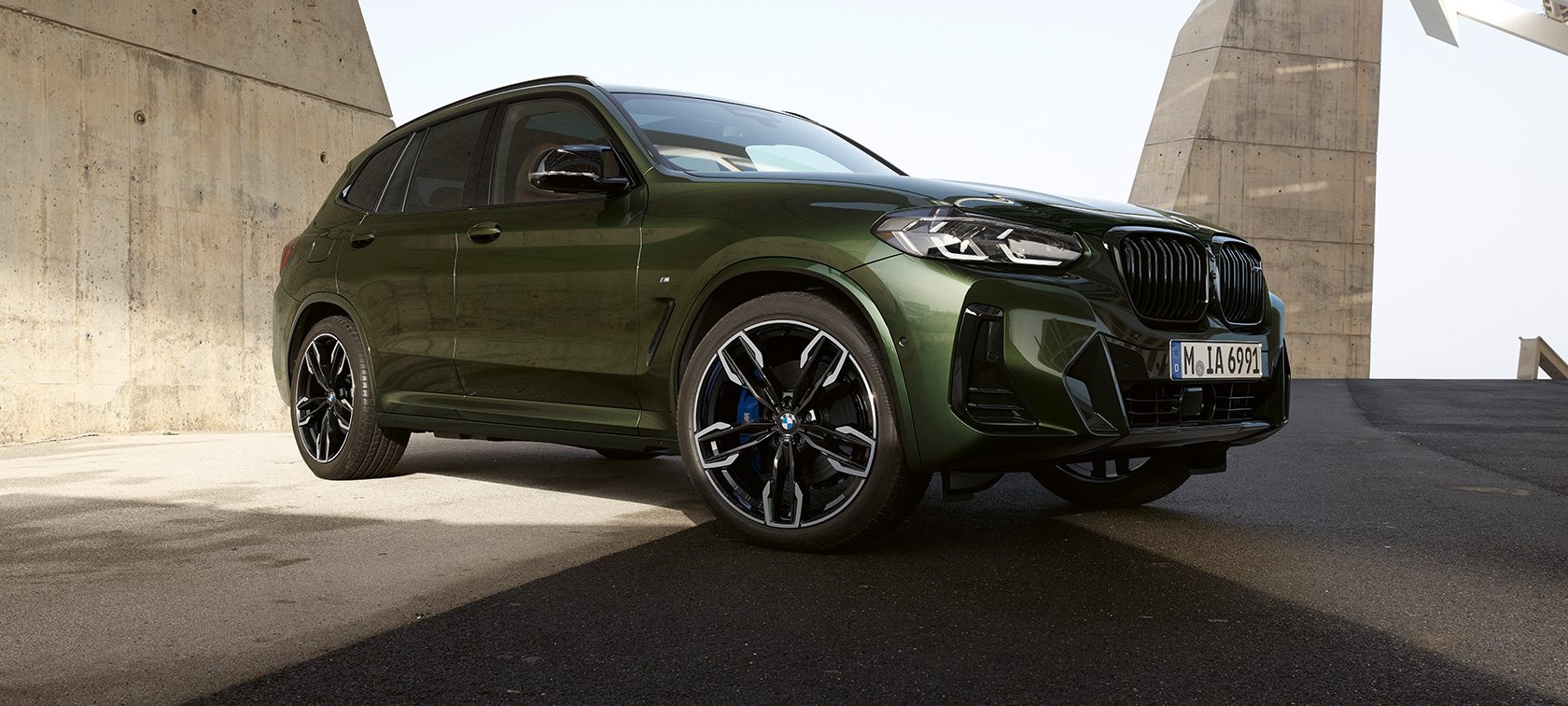 BMW X3 M40i G01 LCI facelift driekwart vooraanzicht stilstaand BMW X3 M40i G01 LCI facelift Malachitgrün metallic driekwart vooraanzicht stilstaand