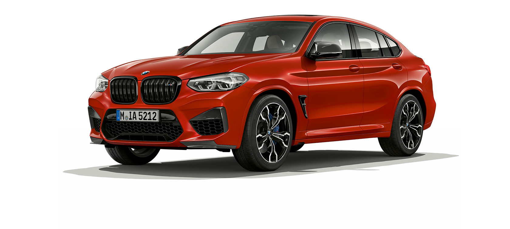 BMW X4 M Competition, driekwart zijaanzicht. BMW X4 M Competition in Toronto Red metallic, exterieur, driekwart zijaanzicht.