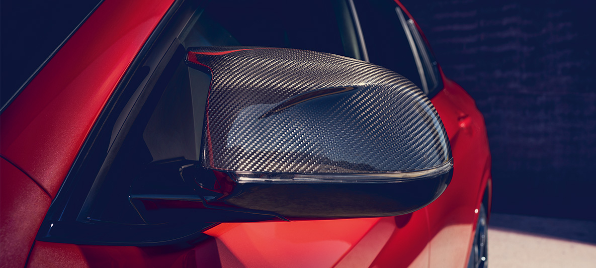 BMW X4 M Competition, spiegelkappen in Carbon. BMW X4 M Competition in Toronto Rot metallic, exterieur, M Carbon exterieurpakket, spiegelkappen in Carbon.