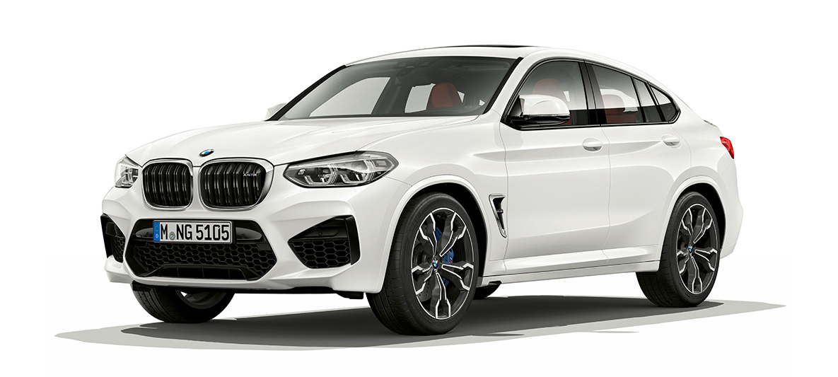 BMW X4 M, driekwart zijaanzicht. BMW X4 M in Alpinweiß, exterieur, driekwart zijaanzicht.