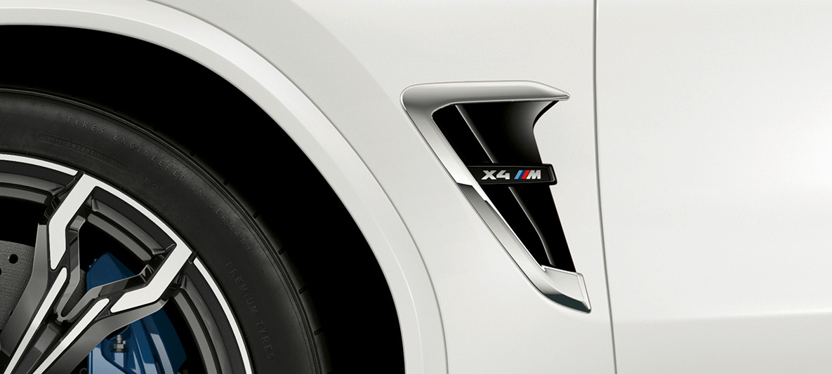 BMW X4 M, M airbreathers. BMW X4 M in Alpinweiß, exterieur, M airbreathers met chroomhighlights en modelaanduiding.