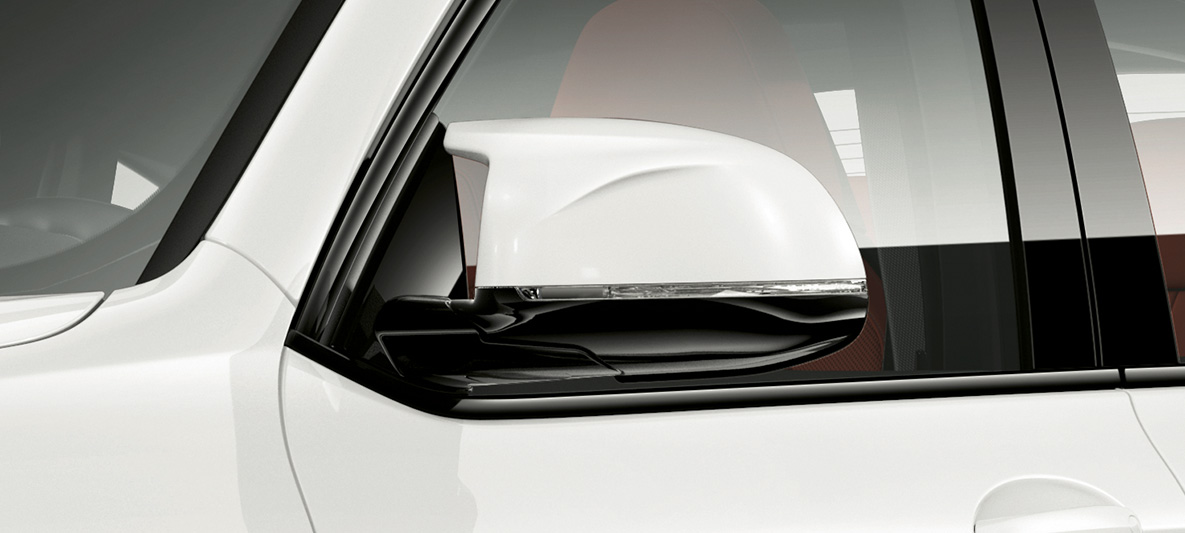 BMW X4 M, spiegelkappen in carrosseriekleur. BMW X4 M in Alpinweiß, exterieur, spiegelkappen in carrosseriekleur.