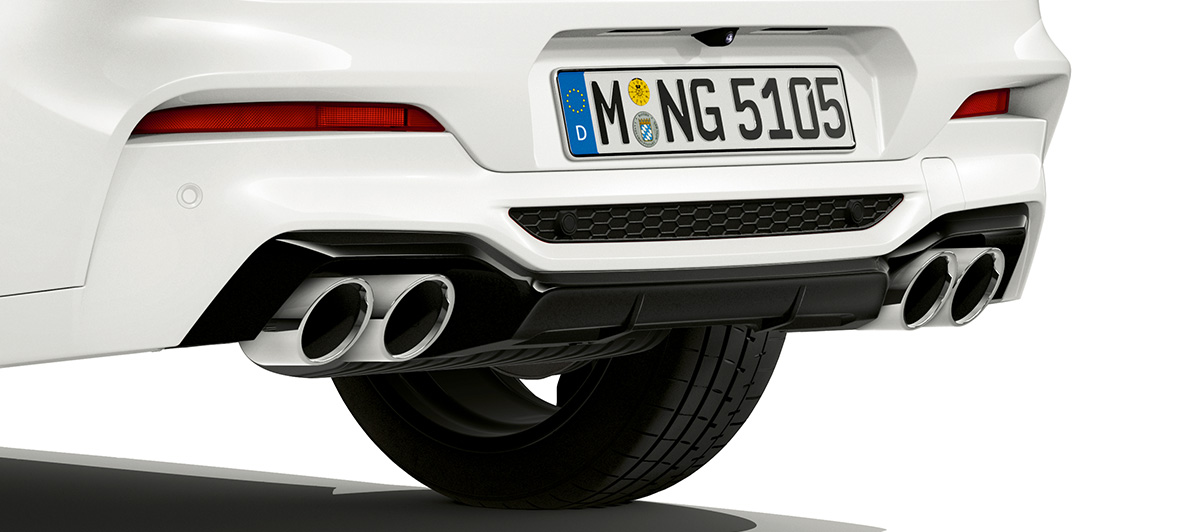 BMW X4 M, uitlaatpijpen in chroom. BMW X4 M in Alpinweiß, exterieur, achterzijde met uitlaatpijpen in chroom.
