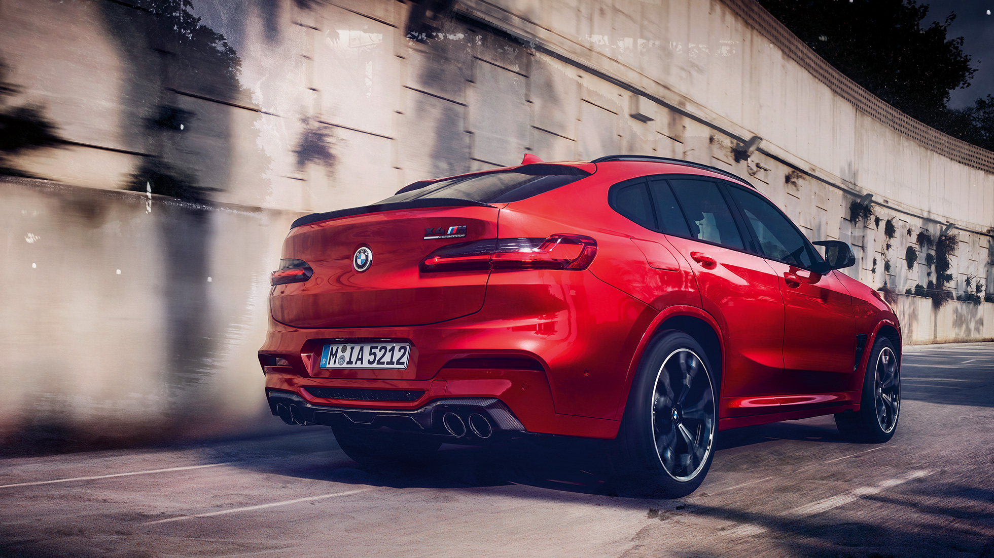 BMW X4 M Competition, spiegelkappen in Carbon. BMW X4 M Competition in Toronto Rot metallic, exterieur, M Carbon exterieurpakket, spiegelkappen in Carbon.