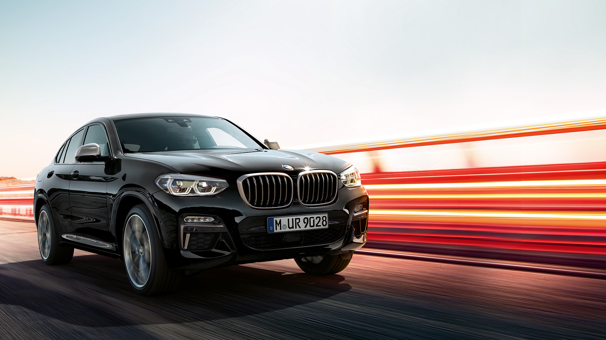 BMW X4 M40i, driekwart achteraanzicht BMW X4 M40i in Saphir Schwarz metallic, exterieur, driekwart achteraanzicht