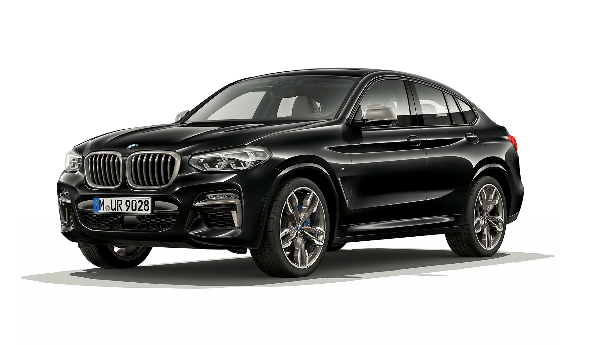 BMW X4 M40i en BMW X4 M40d, driekwart vooraanzicht BMW X4 M40i en BMW X4 M40d in Saphir Schwarz, exterieur, driekwart vooraanzicht