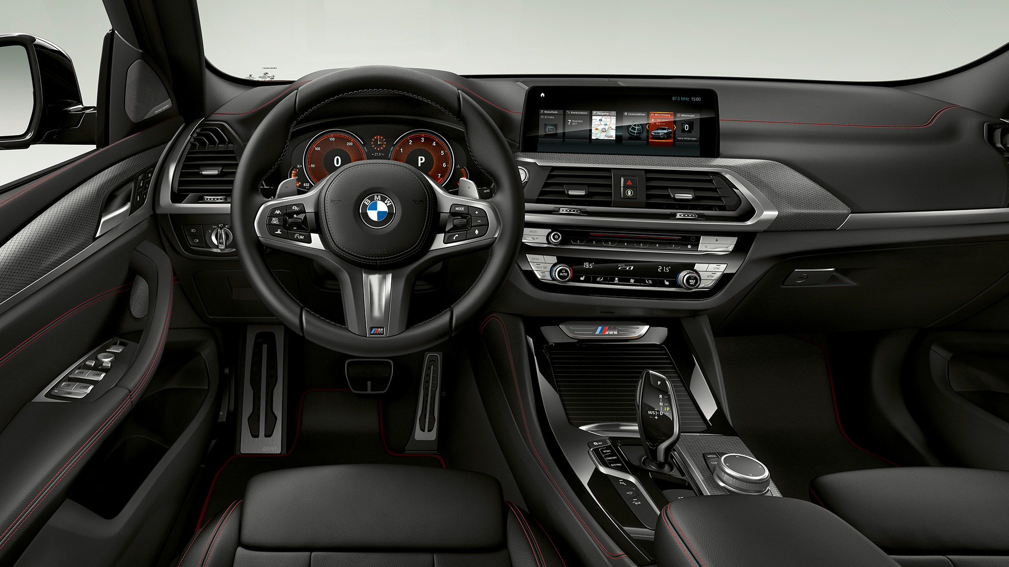 BMW X4 M40i en BMW X4 M40d, cockpit. BMW X4 M40i en BMW X4 M40d, interieur, cockpit met M stuurwiel met leder bekleed en M Sport stoelen.