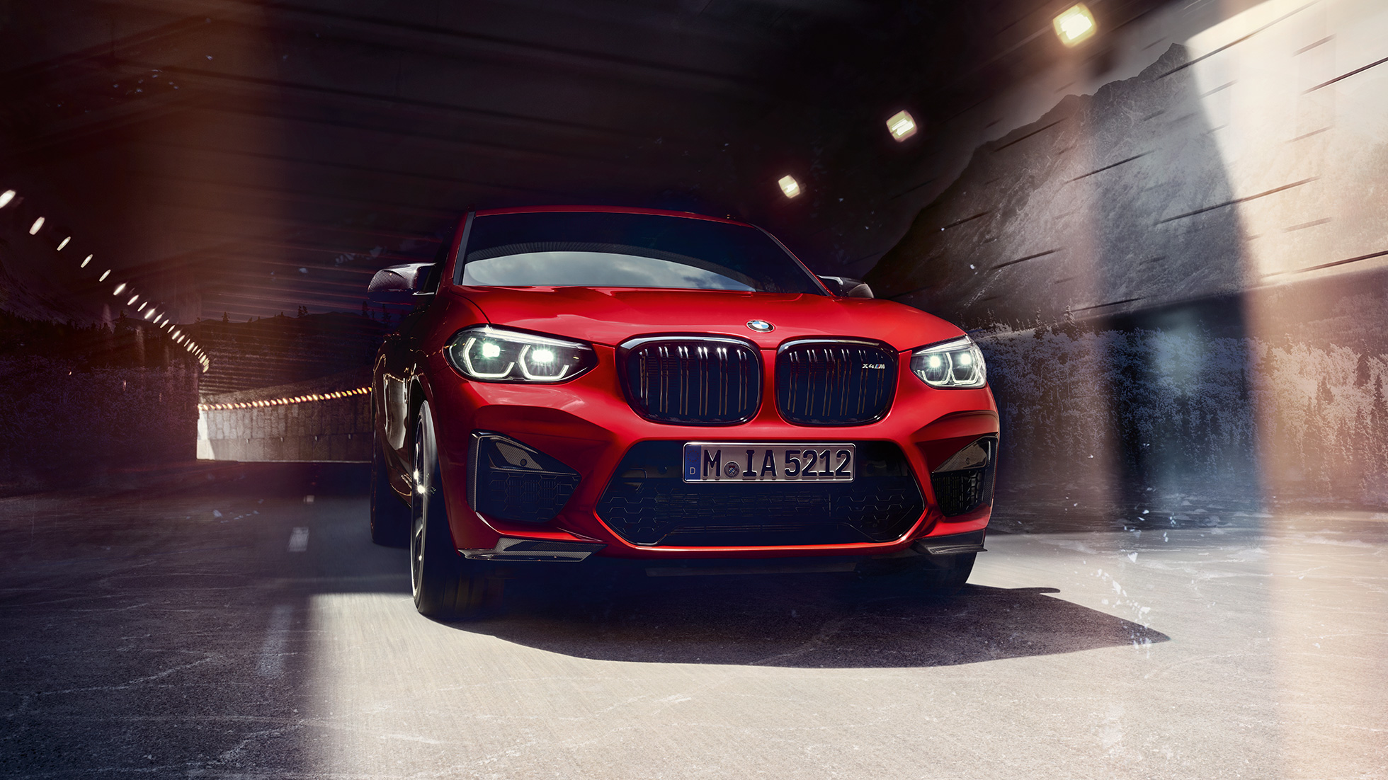 BMW X4 M Competition, driekwart vooraanzicht BMW X4 M Competition in Toronto Red metallic, exterieur, driekwart vooraanzicht