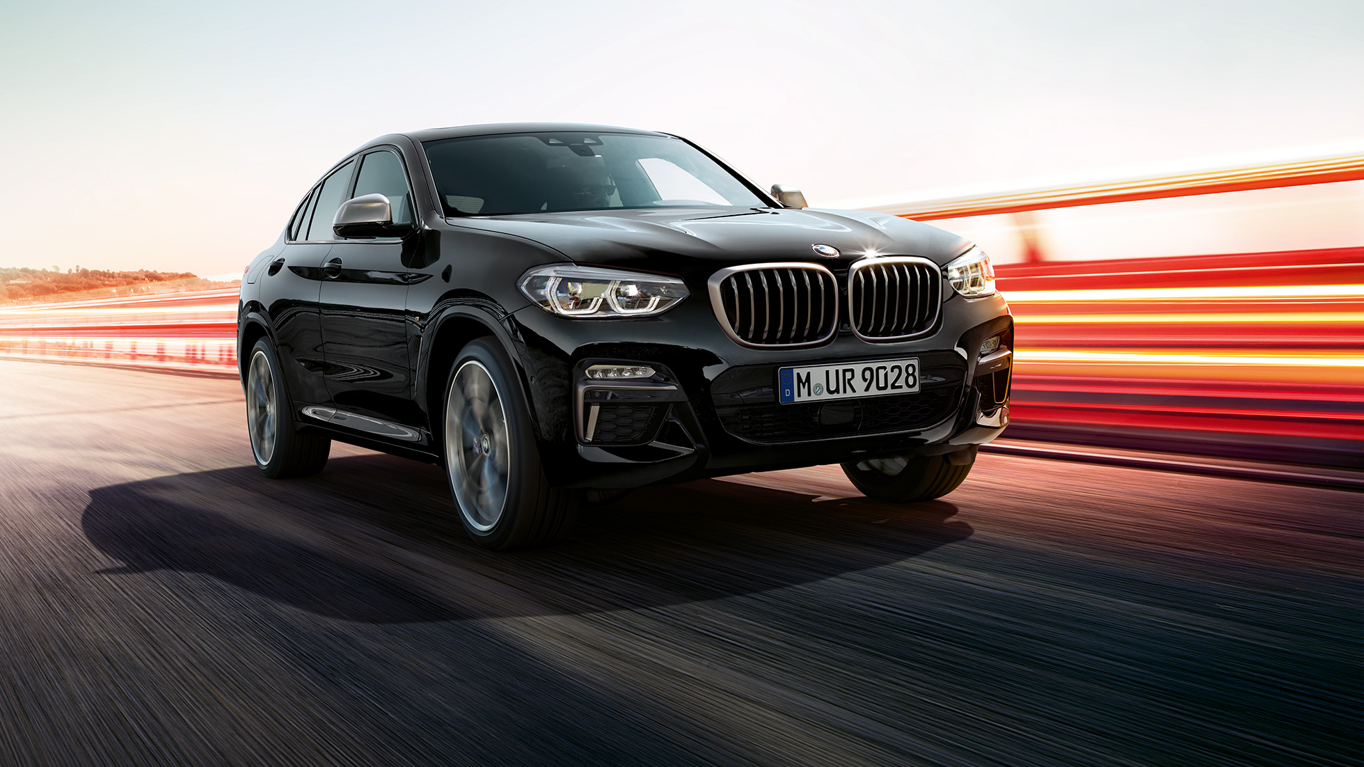 BMW X4 M40i en BMW X4 M40d, driekwart vooraanzicht. BMW X4 M40i en BMW X4 M40d in Saphir Schwarz metallic, exterieur, driekwart vooraanzicht.