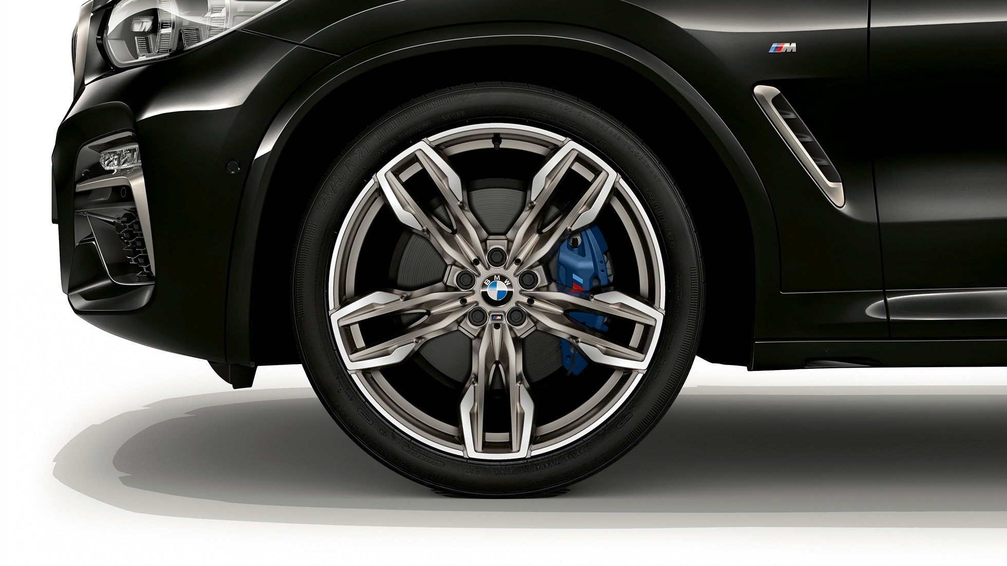 BMW X4 M40i en BMW X4 M40d, 21 inch M lichtmetalen wielen. BMW X4 M40i en BMW X4 M40d in Saphir Schwarz metallic, exterieur, zijaanzicht met 21 inch M lichtmetalen wielen in dubbelspaaks design.