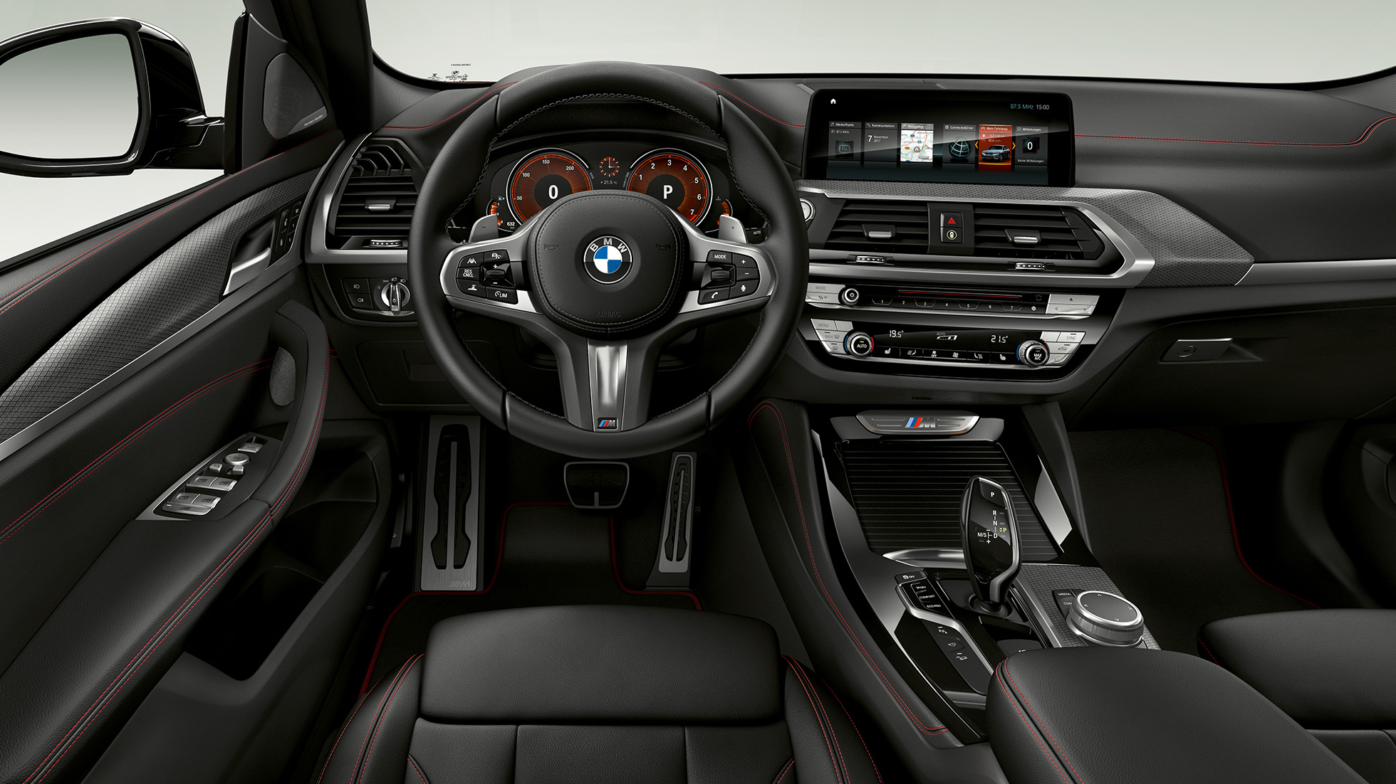 BMW X4 M40i en BMW X4 M40d, cockpit. BMW X4 M40i en BMW X4 M40d, interieur, cockpit met sportstoelen en M stuurwiel met leder bekleed.