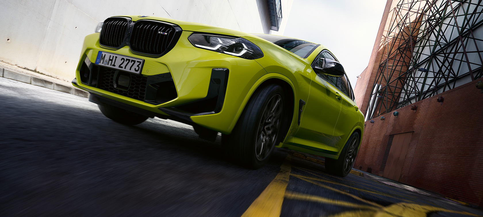 Driekwart laag vooraanzicht BMW X4 M SUV Competition F98 LCI BMW X4 M SUV Competition F98 LCI facelift Sao Paulo Gelb driekwart laag vooraanzicht rijdend