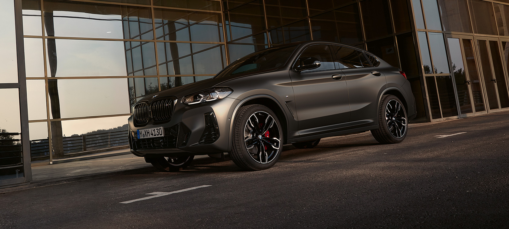 Driekwart vooraanzicht BMW X4 M40i G02 LCI facelift BMW X4 M40i G02 LCI facelift driekwart vooraanzicht voor glas