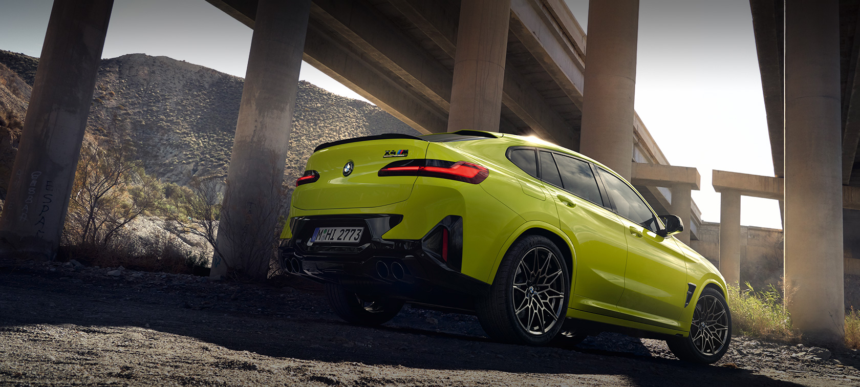 BMW X4 M Competition F98 LCI facelift zijaanzicht stilstaand BMW X4 M Competition F98 LCI facelift BMW Individual Frozen Portimao Blau metallic zijaanzicht stilstaand