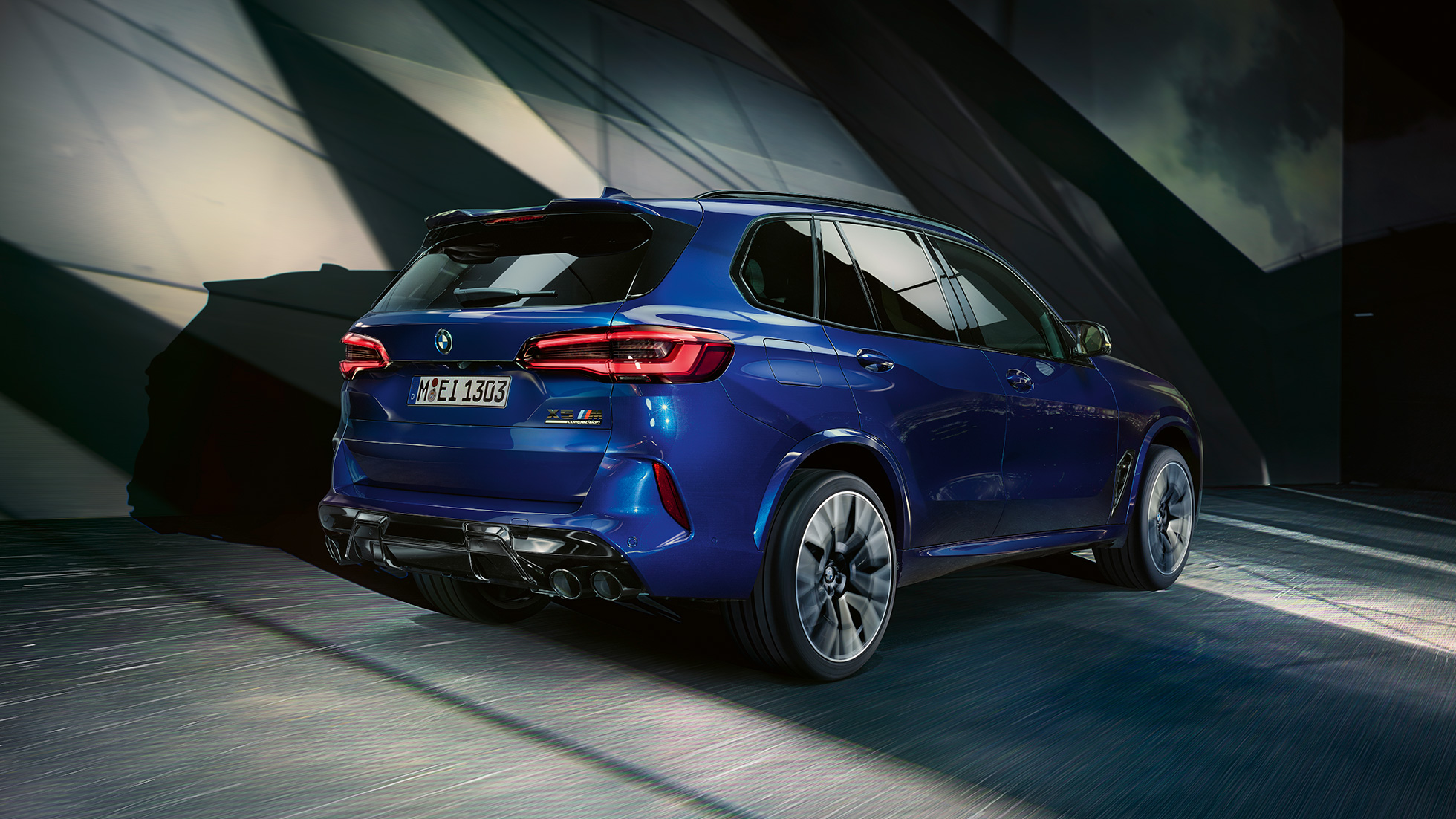 BMW X5 M Competition met M xDrive BMW X5 M Competition met M xDrive F95 2020 Marina Bay Blau metallic driekwart achteraanzicht