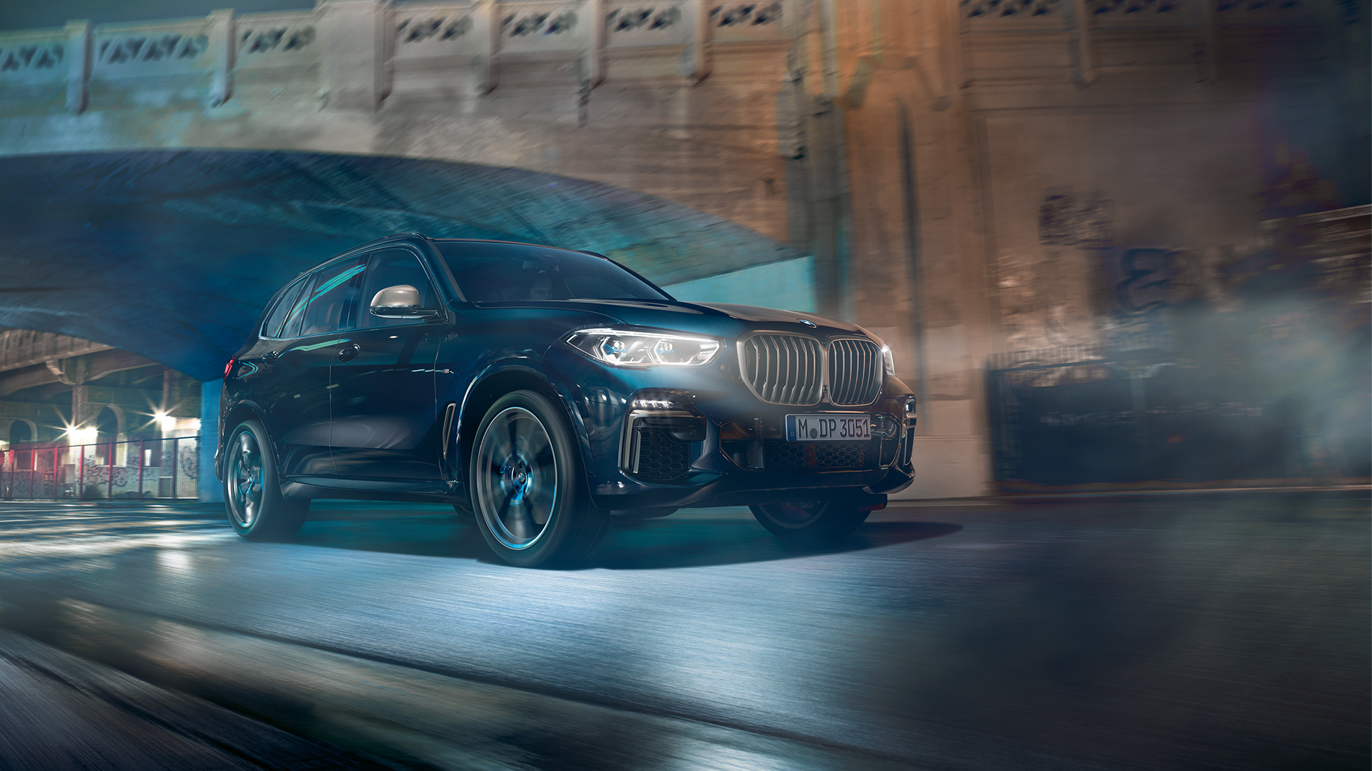 BMW X5 M50i met M TwinPower Turbo 8-cilinder benzinemotor BMW X5 M50i met M TwinPower Turbo 8-cilinder benzinemotor G05 Carbonschwarz metallic driekwart zijaanzicht