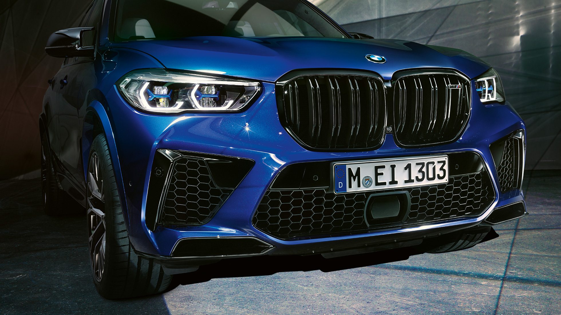 M dubbele nierengrille BMW X5 M Competition M dubbele nierengrille BMW X5 M Competition F95 Marina Blau metallic close-up voorzijde.
