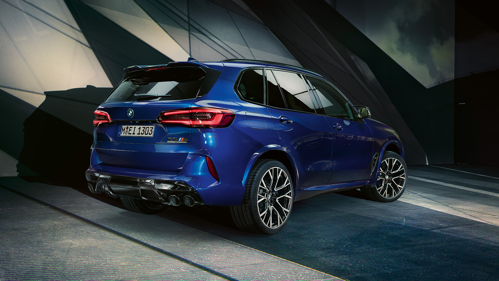 BMW X5 M Competition driekwart achteraanzicht BMW X5 M Competition met M Sportuitlaatsysteem F95 Marina Bay Blau metallic driekwart achteraanzicht