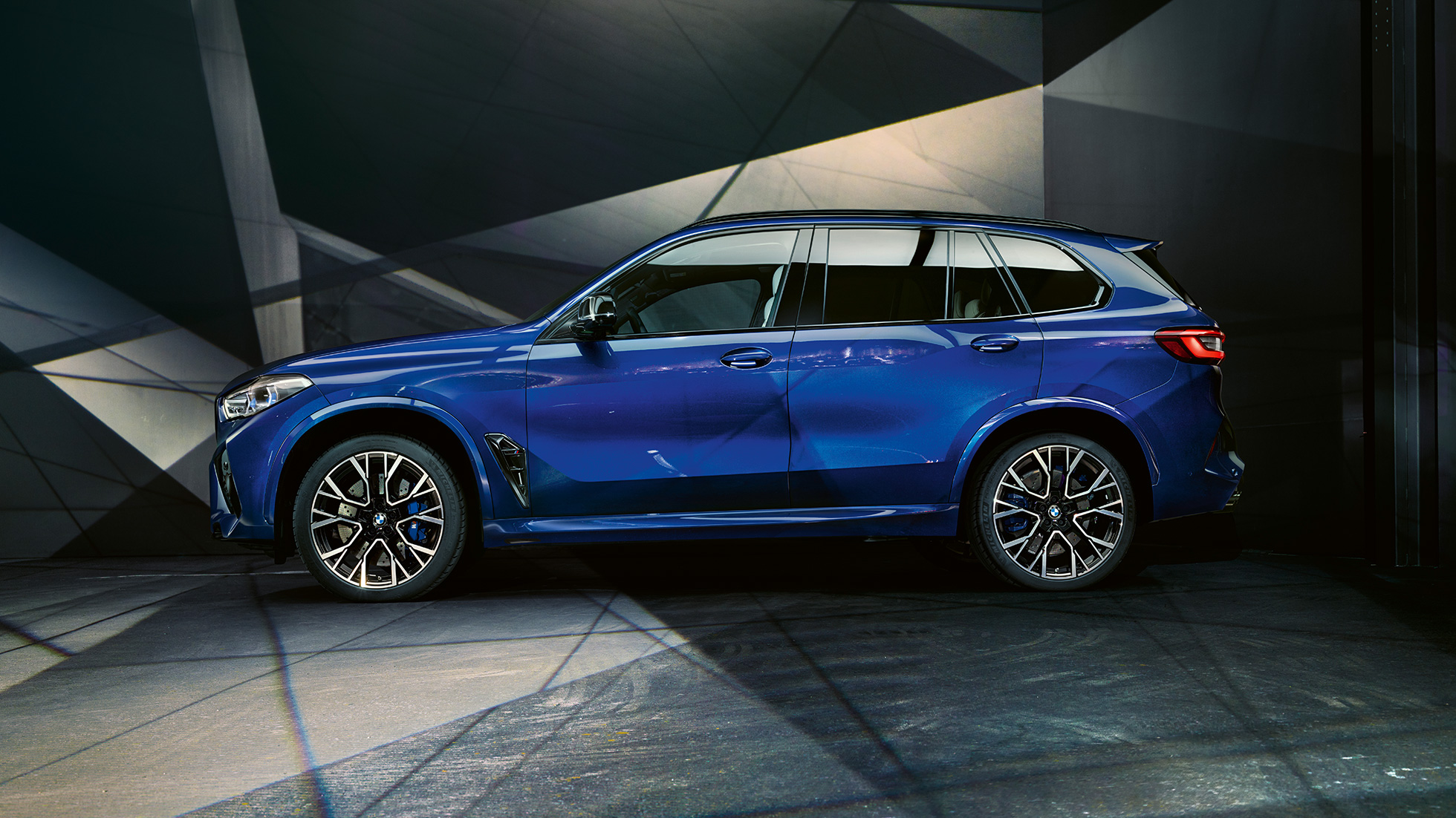 BMW X5 M Competition zijaanzicht BMW X5 M Competition met lichtmetalen M wielen F95 Marina Bay Blau metallic zijaanzicht