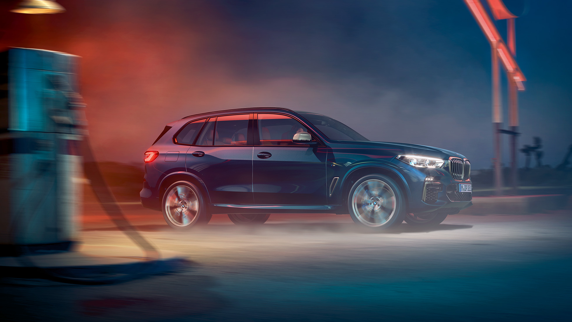 BMW X5 M50i zijaanzicht BMW X5 M50i G05 met lichtmetalen M wielen Carbonschwarz metallic zijaanzicht