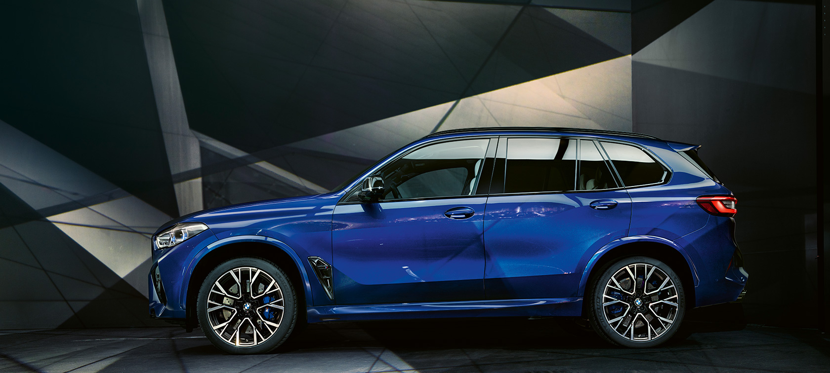BMW X5 M Competition zijaanzicht BMW X5 M Competition Marina Bay Blau metallic F95 zijaanzicht