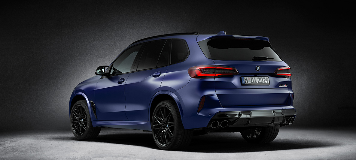 BMW X5 M First Edition F95 BMW Individual Manufaktur Frozen Marina Bay Blue metallic mat driekwart achteraanzicht BMW X5 M First Edition F95 BMW Individual Manufaktur Frozen Marina Bay Blue metallic mat driekwart achteraanzicht