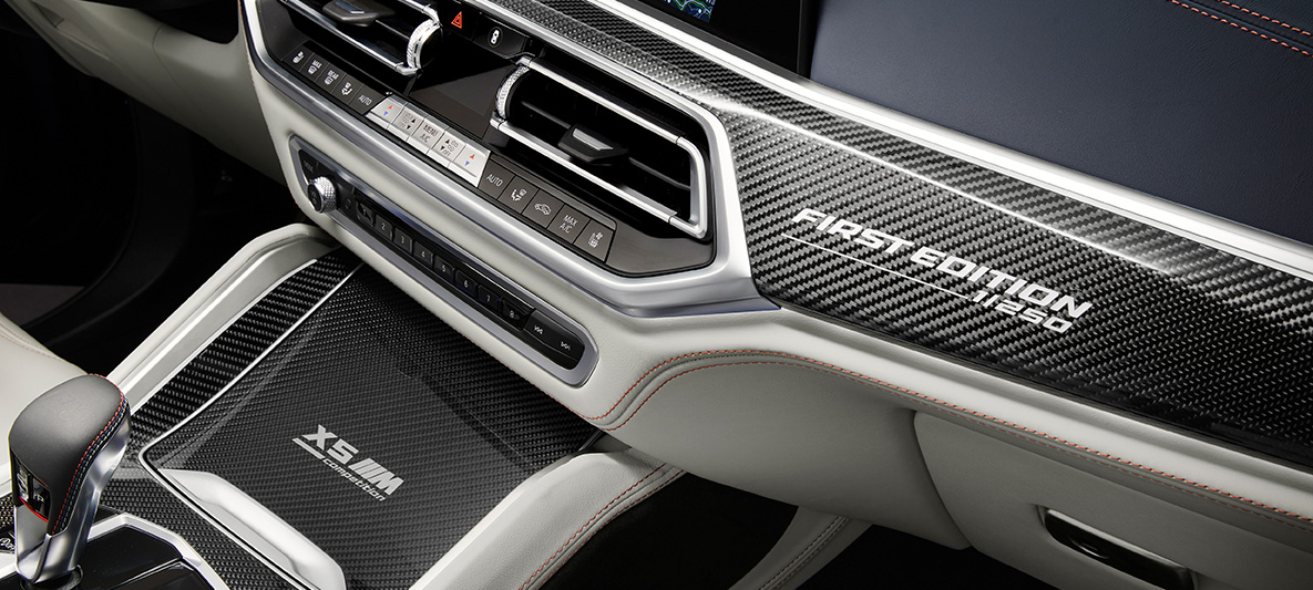 BMW X5 M First Edition F95 interieurlijsten in Carbon Fibre met 'First Edition' opschrift BMW X5 M First Edition F95 interieurlijsten in Carbon Fibre met 'First Edition' opschrift