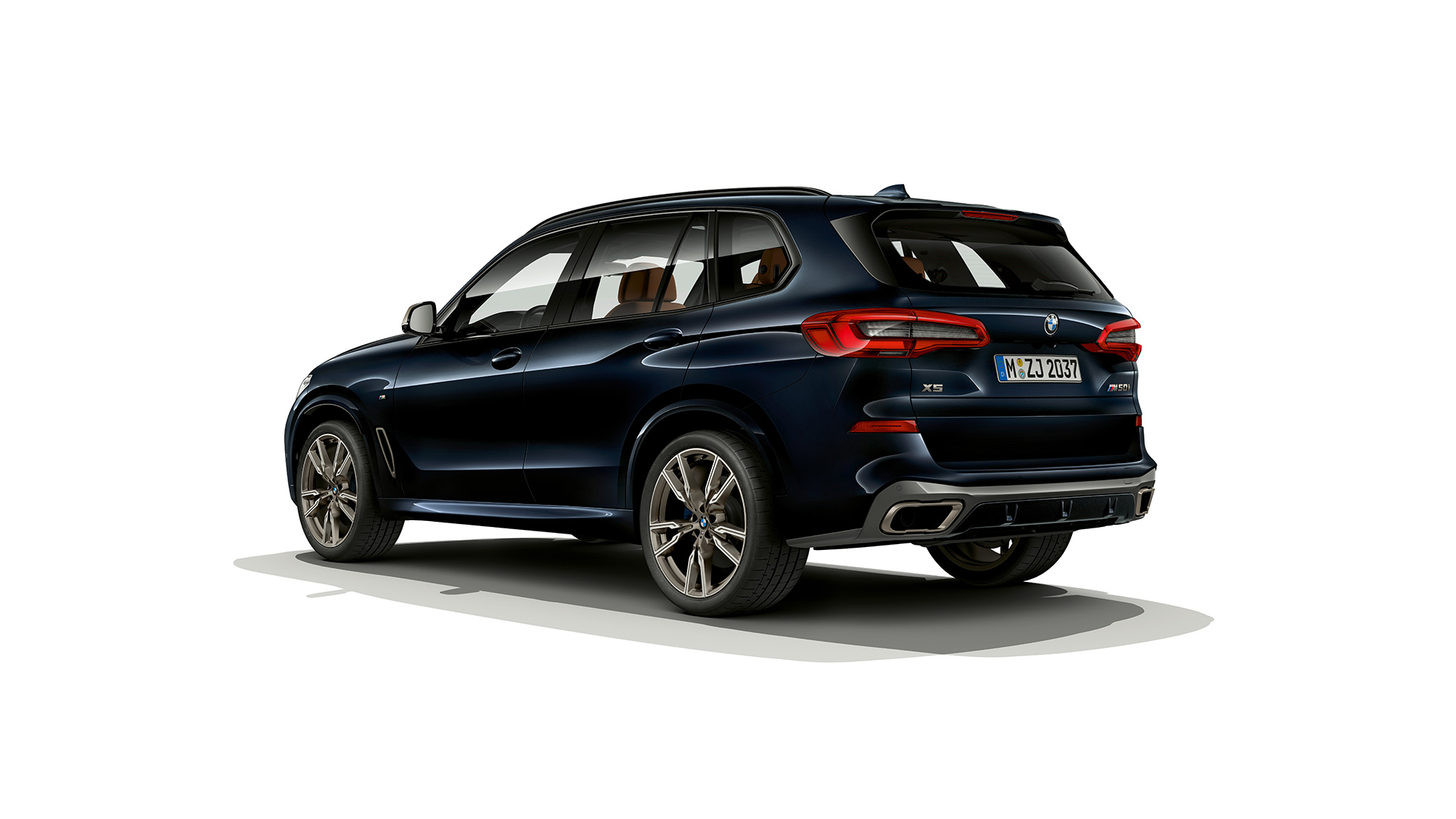BMW X5 M50i achteraanzicht BMW X5 M50i met M dakspoiler G05 Carbonschwarz metallic achteraanzicht