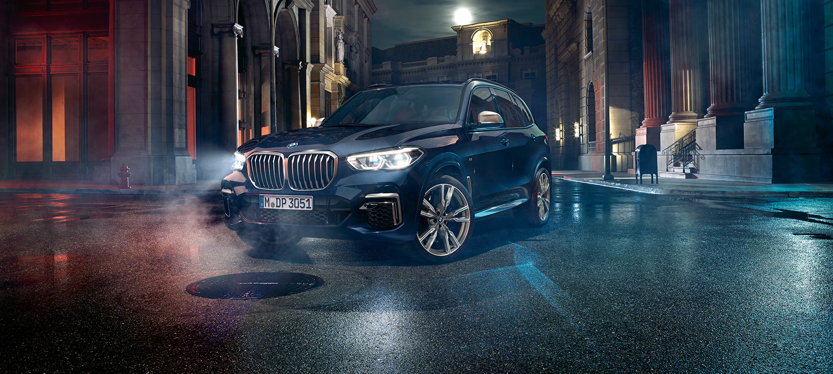BMW X5 M50i driekwart vooraanzicht G05 BMW X5 M50i G05 SUV in Carbonschwarz metallic driekwart vooraanzicht