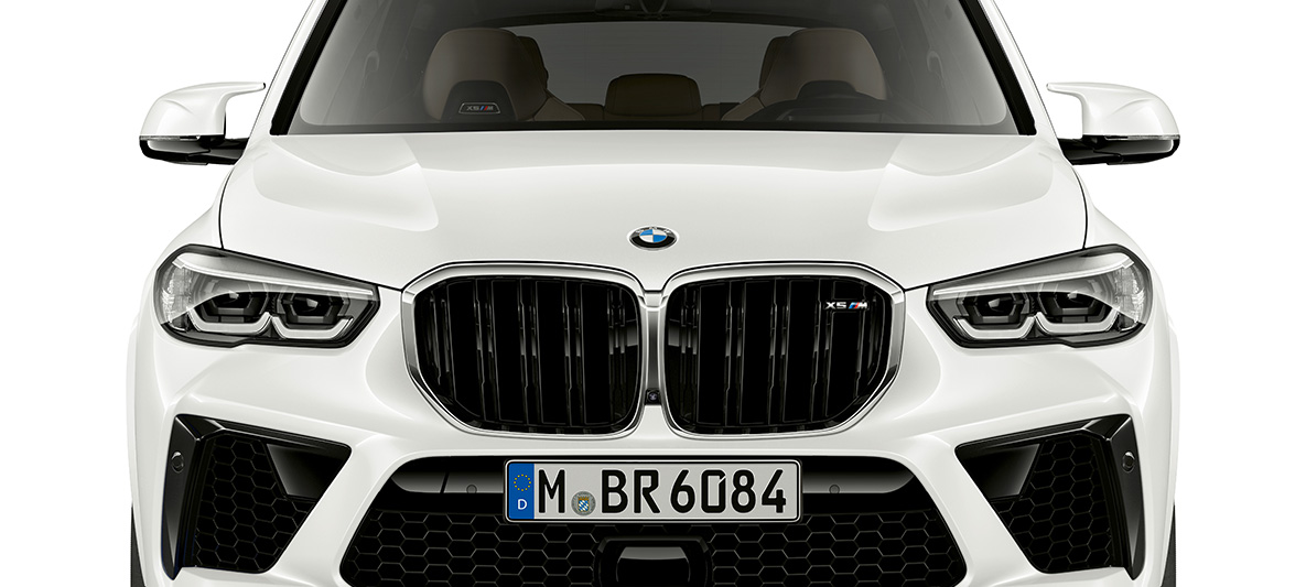 Voorzijde BMW X5 M F95 M nierengrille X5 M Mineralweiß F95 SUV vooraanzicht