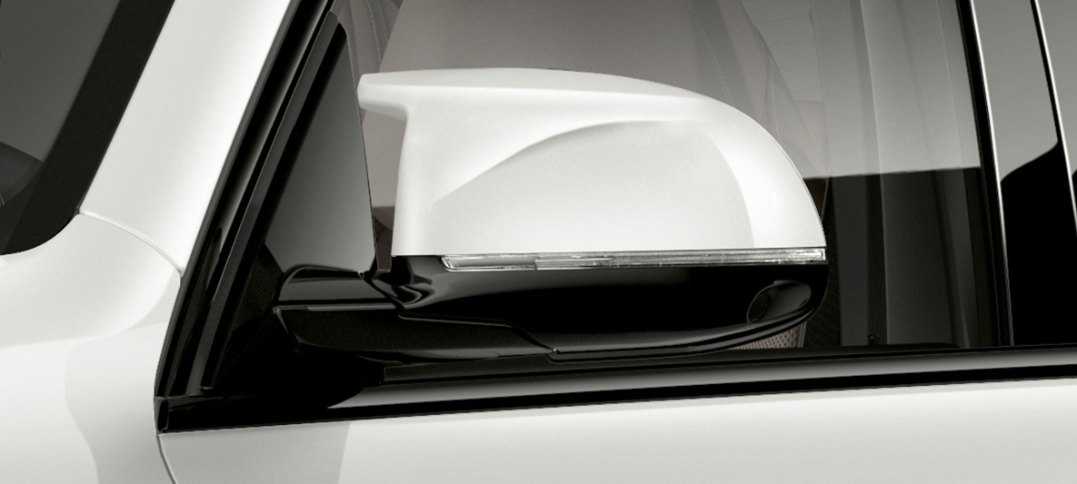 Buitenspiegelkappen BMW X5 M F95 Buitenspiegelkappen BMW X5 M Mineralweiß F95 SUV close-up