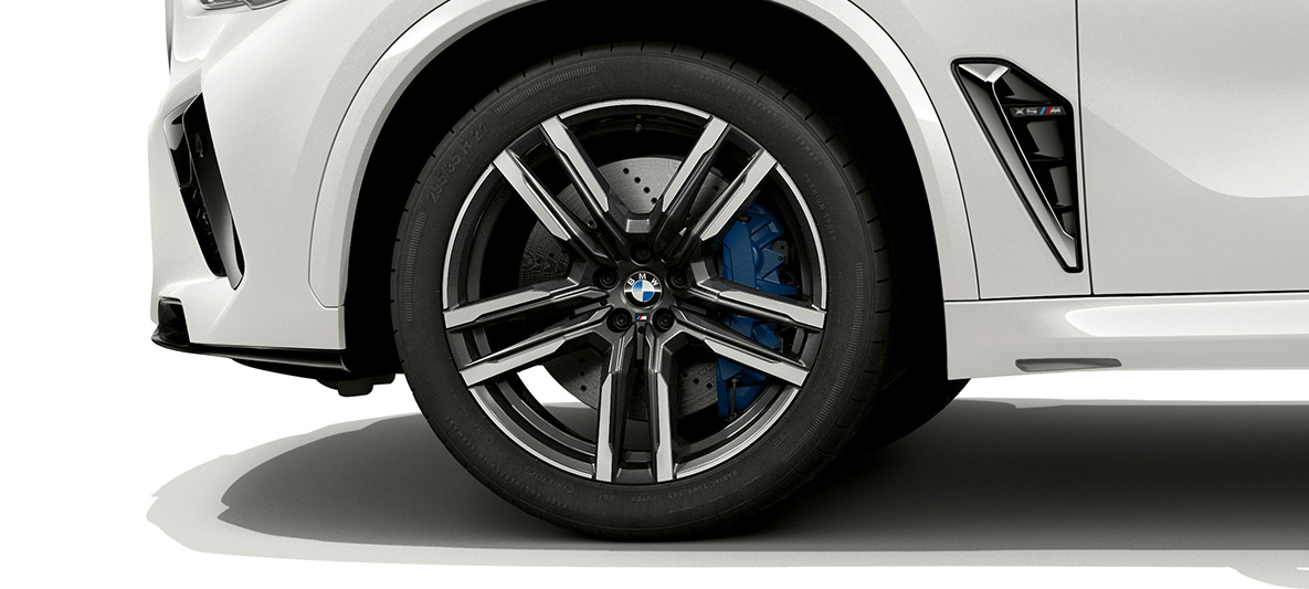 21 inch lichtmetalen M wielen Bicolor Orbitgrau BMW X5 M F95 21 inch lichtmetalen M wielen Bicolor Orbitgrau BMW X5 M Mineralweiß F95 SUV close-up
