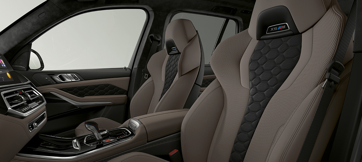 M multifunctionele stoelen BMW X5 M F95 M multifunctionele stoelen met X5 M logo BMW X5 M F95 SUV interieur