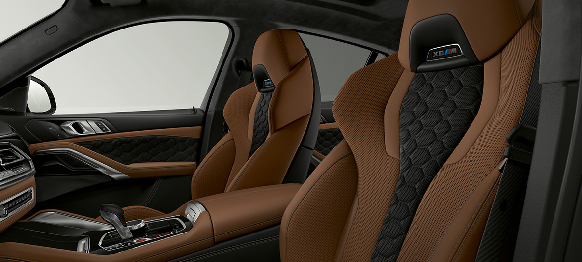 Multifunctionele M stoelen BMW X6 M Multifunctionele M stoelen met X6 M logo BMW X6 M F96 2020 interieur