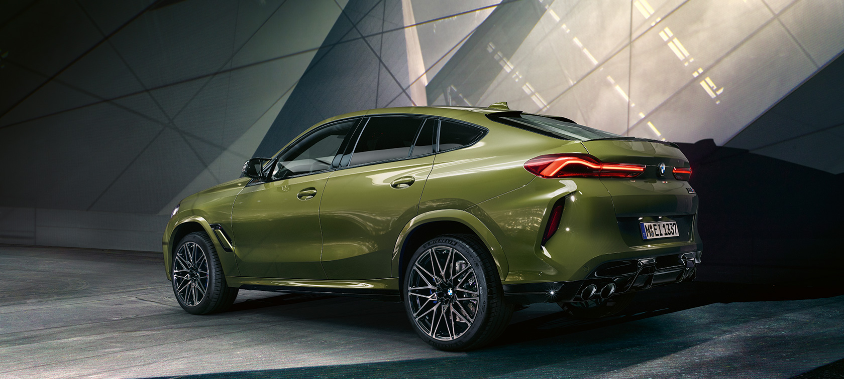 BMW X6 M Competition driekwart achteraanzicht BMW X6 M Competition F96 2020 Urban Green driekwart achteraanzicht