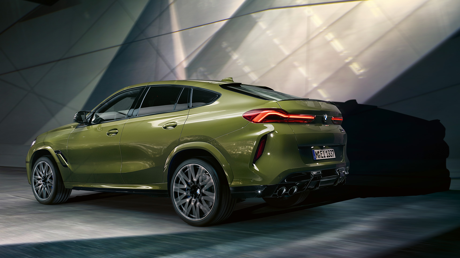 BMW X6 M Competition met M xDrive BMW X6 M Competition met M xDrive F96 2020 Urban Green driekwart achteraanzicht