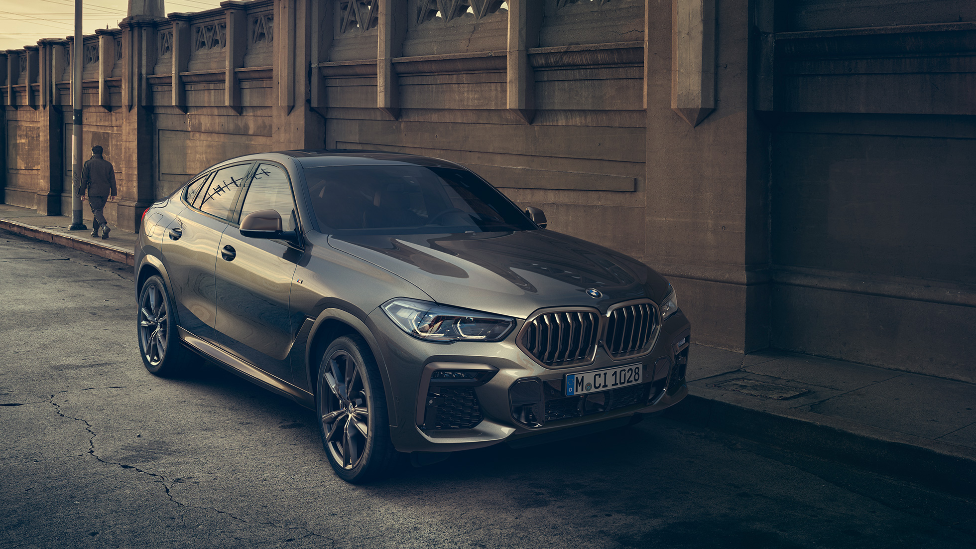 BMW X6 M50i met M TwinPower Turbo 8-cilinder benzinemotor BMW X6 M50i met M TwinPower Turbo 8-cilinder benzinemotor G06 Manhattan metallic driekwart zijaanzicht