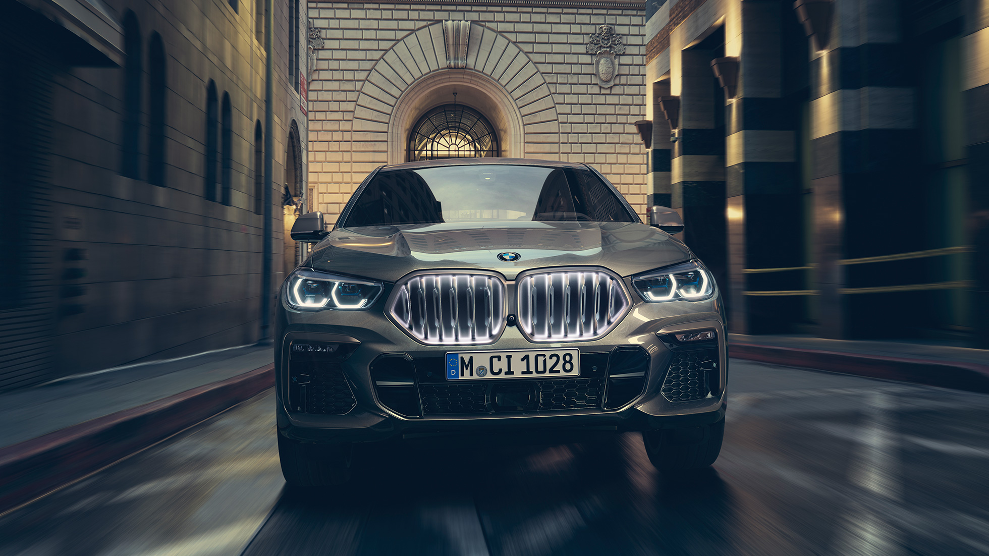 BMW X6 M50i met M TwinPower Turbo benzinemotor BMW X6 M50i met M TwinPower Turbo benzinemotor G06 Manhattan metallic vooraanzicht