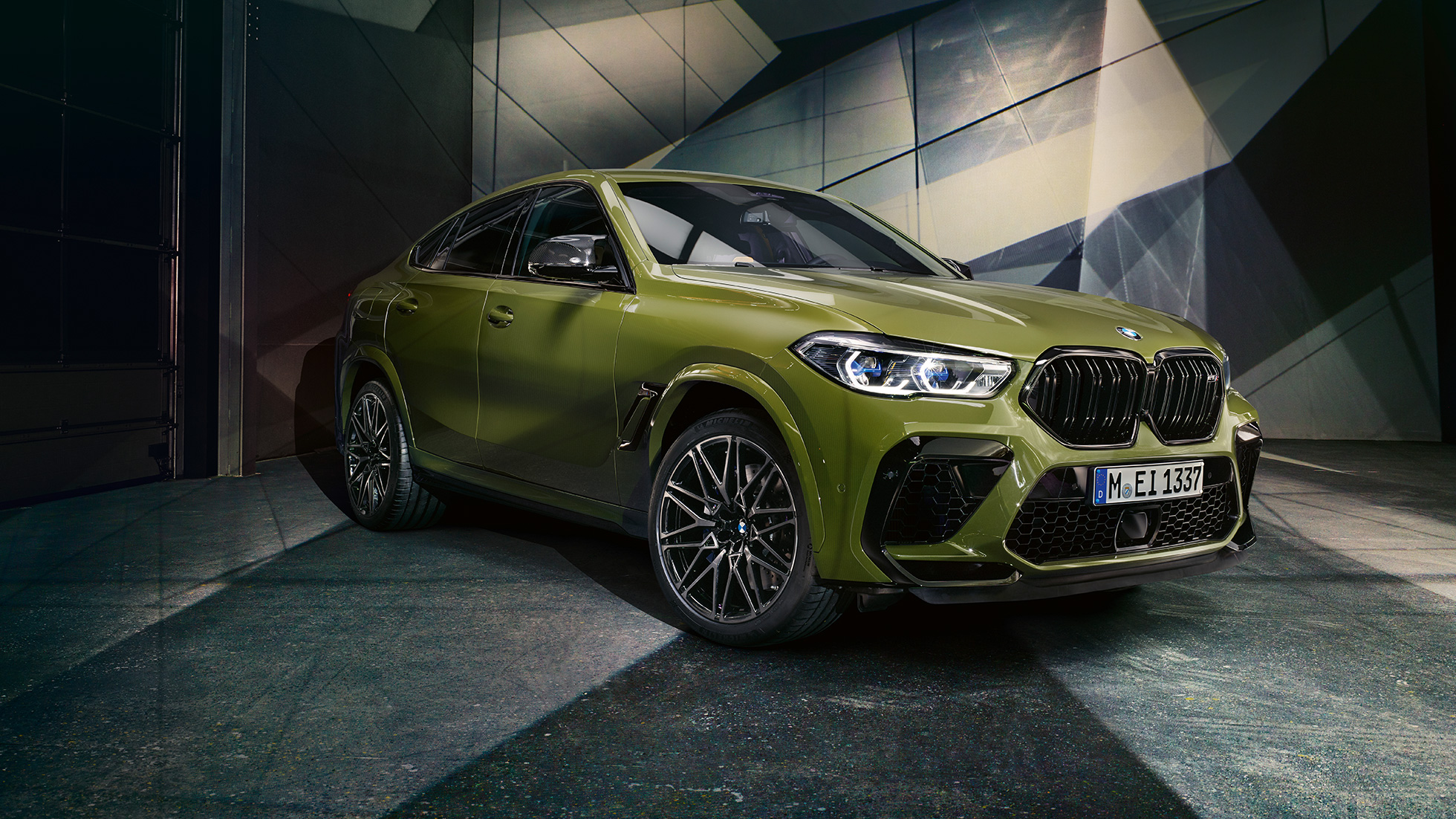 M dubbele nierengrille BMW X6 M Competition M dubbele nierengrille BMW X6 M Competition F96 Urban Green driekwart vooraanzicht