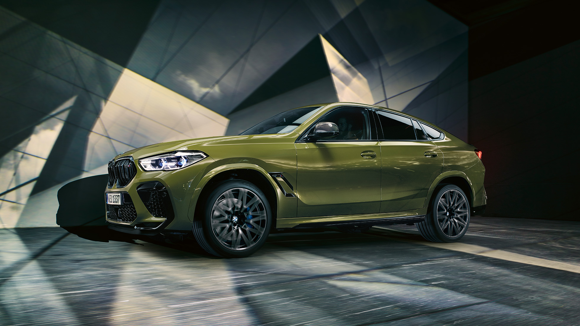 BMW X6 M Competition zijaanzicht BMW X6 M Competition met lichtmetalen M wielen F96 Urban Green zijaanzicht