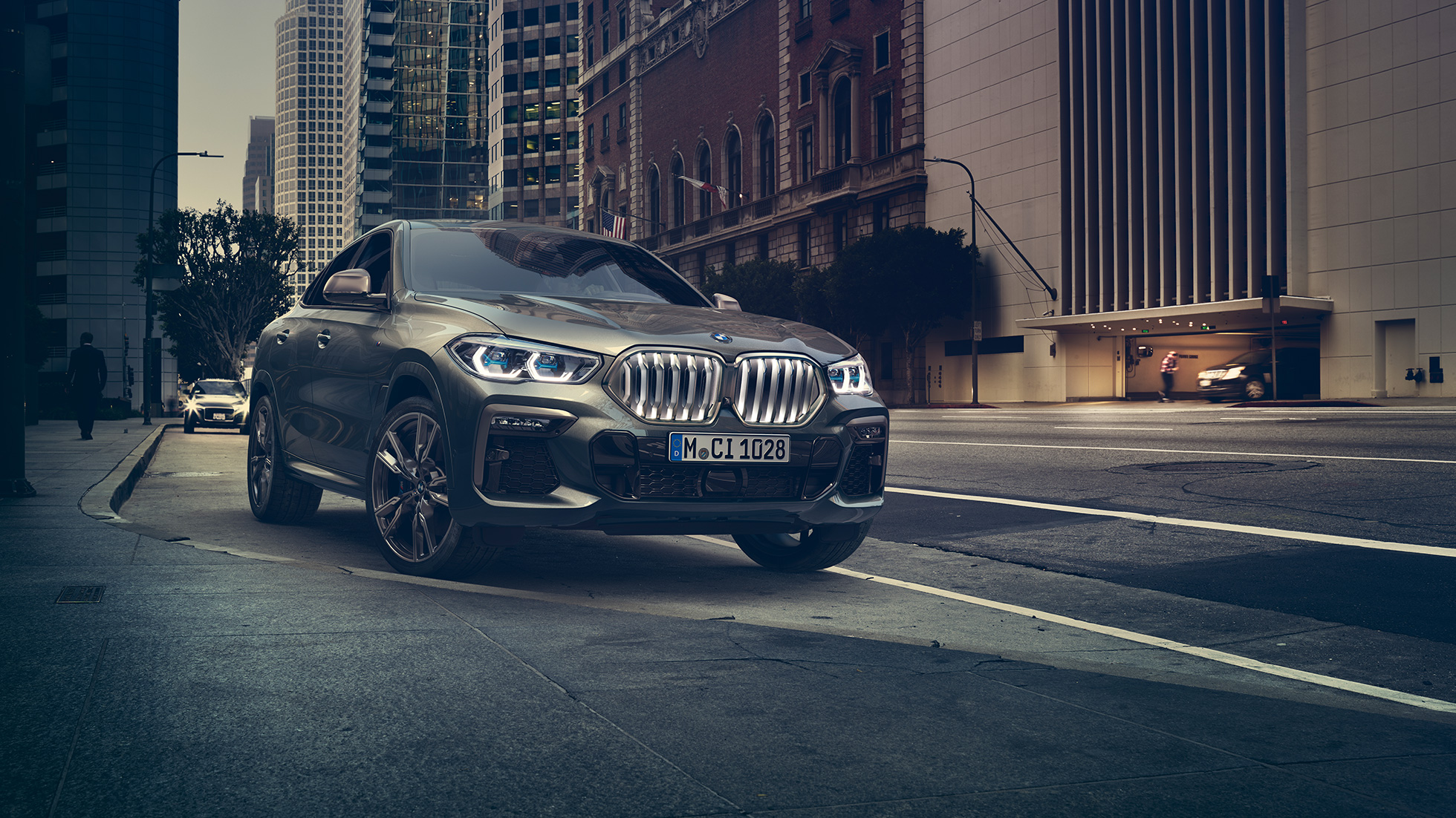 BMW X6 M50i stilstaand BMW X6 M50i in driekwart vooraanzicht voor stad