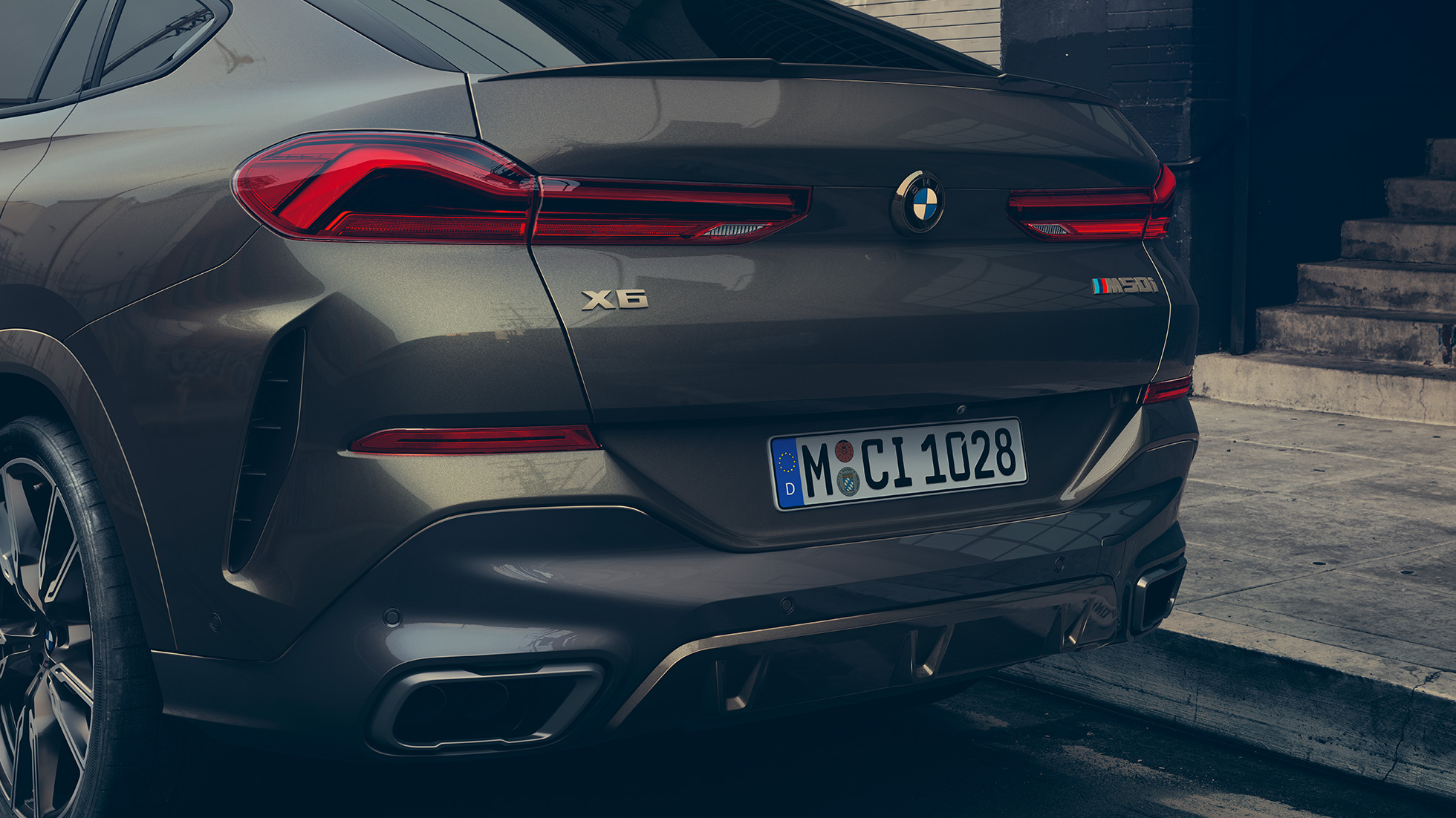 BMW X6 M50i achteraanzicht Close-up achterzijde van de BMW X6 M50i