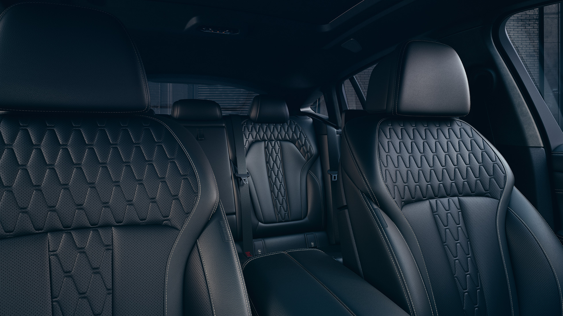 Sportstoelen van de BMW X6 M50i Interieur met focus op de sportstoelen van de BMW X6 M50i