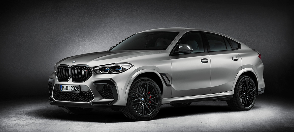 BMW X6 M First Edition F96 BMW Individual Manufaktur Frozen Dark Silver metallic mat driekwart vooraanzicht BMW X6 M First Edition F96 BMW Individual Manufaktur Frozen Dark Silver metallic mat driekwart vooraanzicht