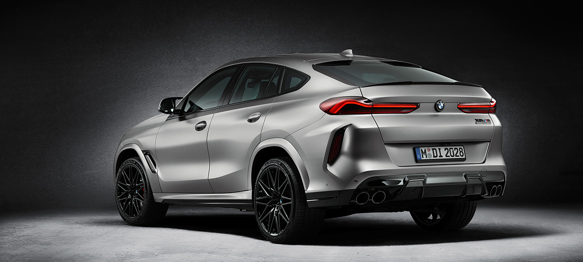 BMW X6 M First Edition F96 BMW Individual Manufaktur Frozen Dark Silver metallic mat driekwart achteraanzicht BMW X6 M First Edition F96 BMW Individual Manufaktur Frozen Dark Silver metallic mat driekwart achteraanzicht