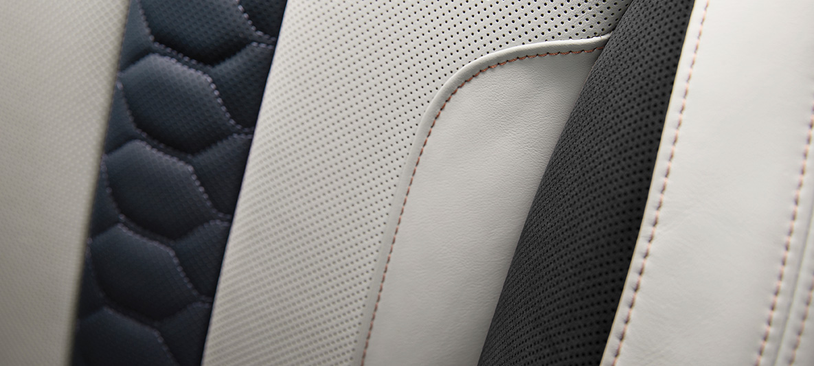 BMW X6 M First Edition F96 interieur multifunctionele stoelen volleder Merino/Alcantara combinatie Silverstone/Night Blue contraststiksel in Sakhir Orange close-up BMW X6 M First Edition F96 interieur multifunctionele stoelen volleder Merino/Alcantara combinatie Silverstone/Night Blue contraststiksel in Sakhir Orange close-up