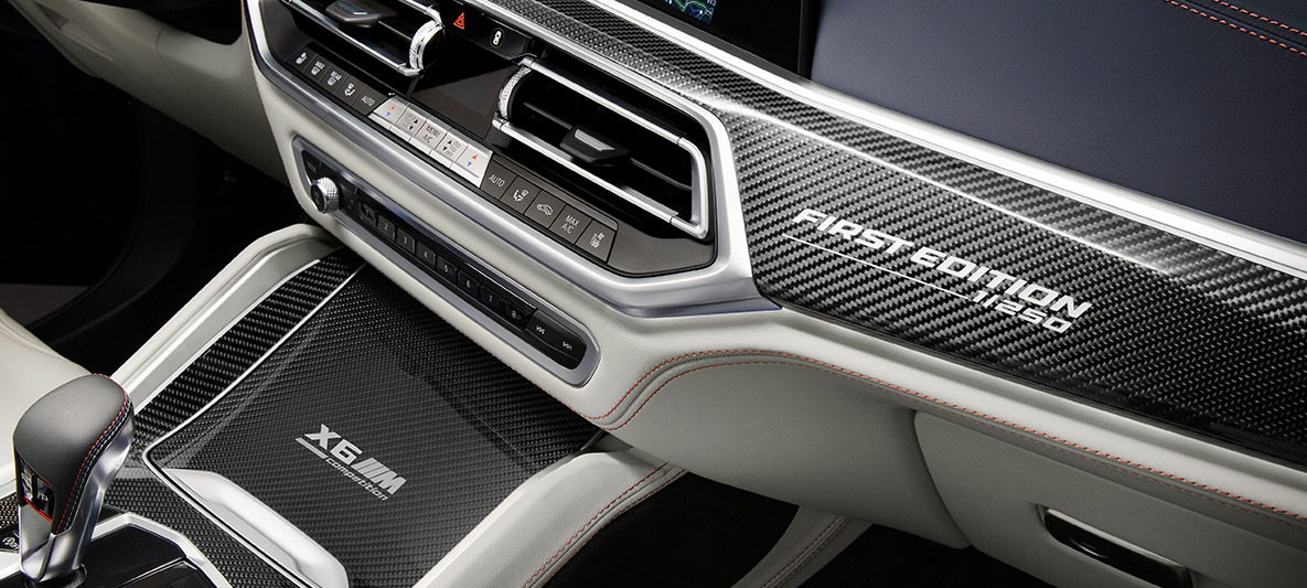 BMW X6 M First Edition F96 interieurlijsten in Carbon Fibre met 'First Edition' opschrift BMW X6 M First Edition F96 interieurlijsten in Carbon Fibre met 'First Edition' opschrift