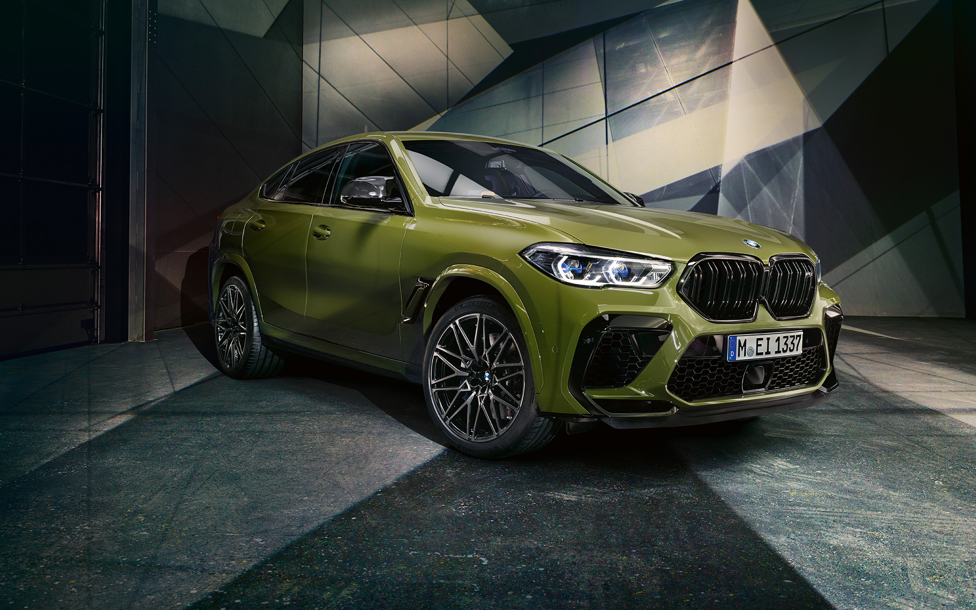 BMW X6 M Competition F96 M specifieke nierengrille BMW X6 M Competition F96 SUV M specifieke nierengrille BMW Individual speciale carrosseriekleur Urban Green driekwart vooraanzicht