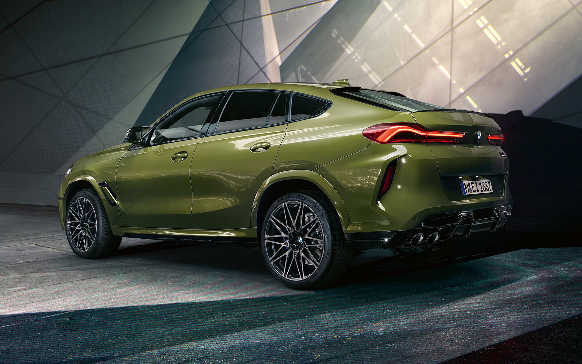 BMW X6 M Competition F96 driekwart achteraanzicht BMW X6 M Competition F96 SUV met M Sportuitlaatsysteem BMW Individual speciale carrosseriekleur Urban Green SUV driekwart achteraanzicht