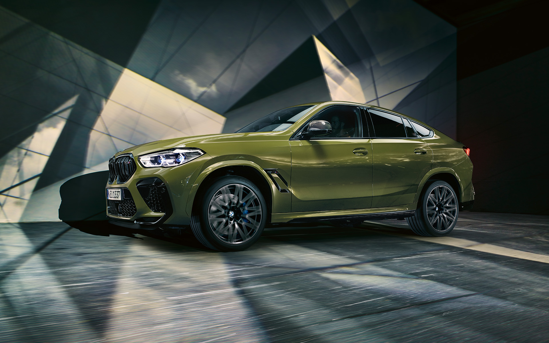 BMW X6 M Competition zijaanzicht F96 BMW X6 M Competition F96 SUV met lichtmetalen M wielen BMW Individual speciale carrosseriekleur Urban Green zijaanzicht
